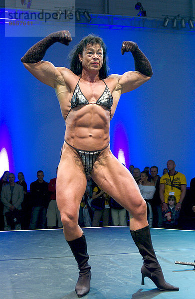 Bodybuilderin posiert auf der Fitnessmesse FIBO in Essen