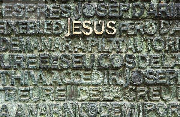 '''Jesus'' Inschrift im Portal der Sagrada Familia Kathedrale in Barcelona  Spanien  Europa'