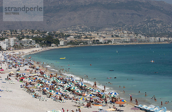Urlauber am Strand von Albir  Region Alicante  Costa Blanca  Spanien  im Hintergrund die Kleinstadt Altea  Europa