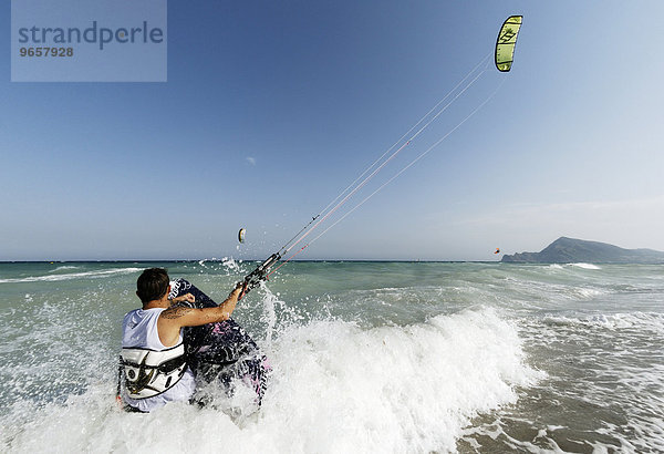 Kitesurfer beim Start an der spanischen Mittelmeerküste  Spanien  Europa