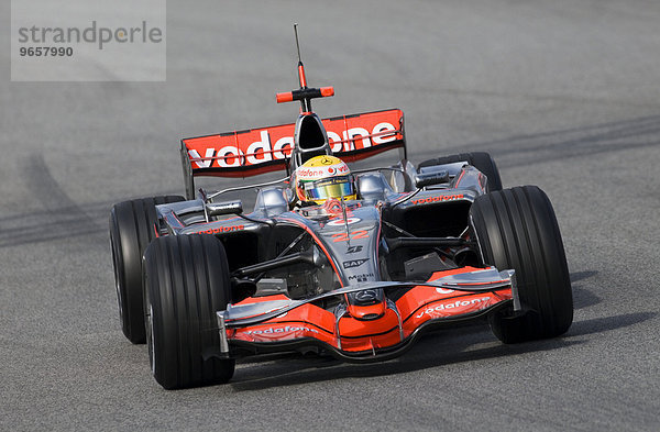Lewis HAMILTON  Großbritannien  im McLaren Mercedes MP4-23 Boliden während Formel 1 Testfahrten auf dem Circuit De Catalunya bei Barcelona  Spanien  Europa