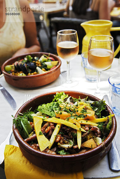 Mediterraner Salat in provenzalischem Restaurant  Südfrankreich