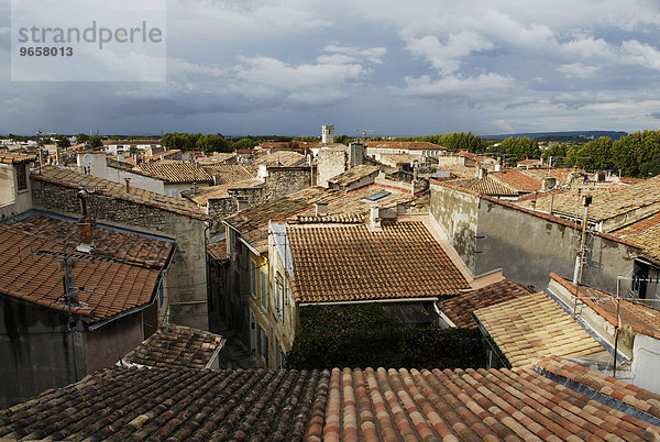 Blick über die roten Dächer von Arles  Provence  Südfrankreich