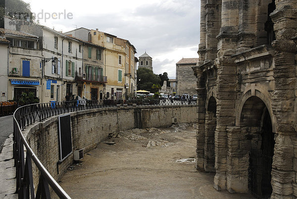 Antikes römisches Amphitheater und Häuser in der Altstadt von Arles  Provence  Frankreich  Europa