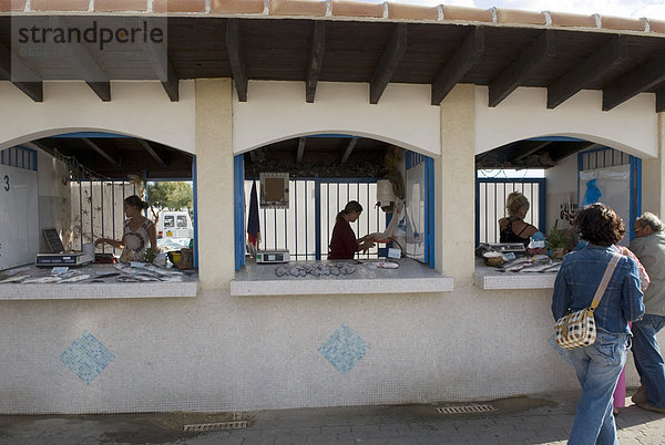 Fischstand  Frauen verkaufen frischen Fisch  Saintes-Maries-De-La-Mer  Camargue  Südfrankreich