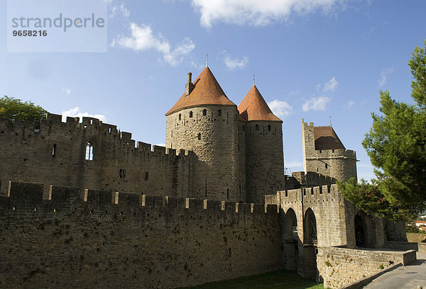 Porte Narbonnaise in der Festungsmauer von Carcassonne  Department Aude  Frankreich  Europa