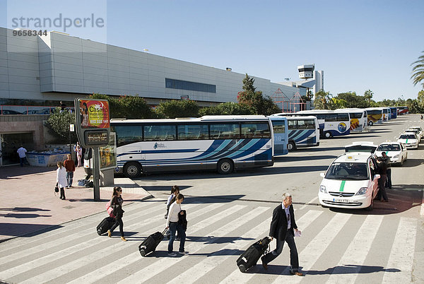 Reisebusse vor dem Terminal des Flughafens Alicante  Spanien  Europa