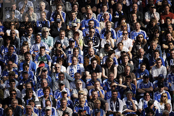 Fußball-Bundesliga  Schalke 04 - Hannover 96 1:1  skeptische Schalker Fans