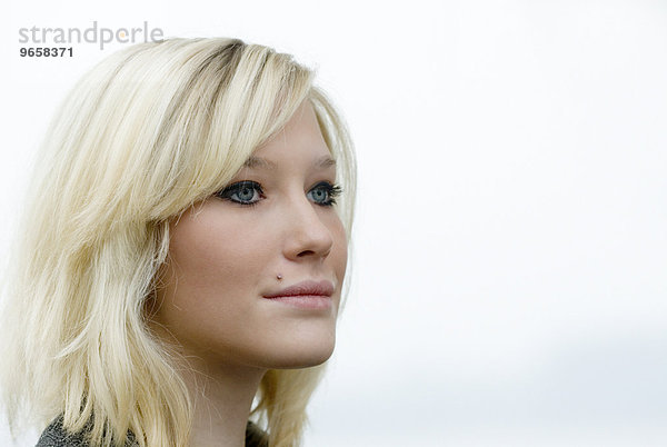 Portrait eines blonden 16jährigen Mädchens