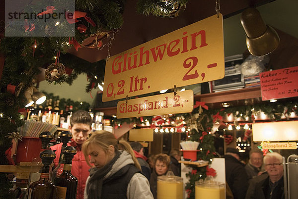 Glühweinstand auf dem Weihnachtsmarkt  Düsseldorf  Nordrhein-Westfalen  Deutschland  Europa