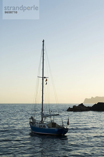 Segelboot in einer Bucht an der spanischen Mittelmeerküste nahe Altea  Costa Blanca  Spanien  Europa