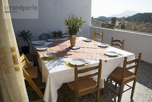 Gedeckter Tisch auf Terrasse eines alten Wohnhauses in Altea La Vella  Costa Blanca  Spanien  Europa