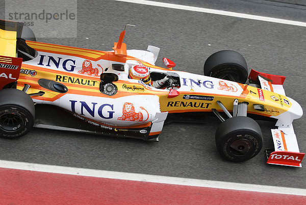 Fernando ALONSO im Renault R29 bei Formel 1 Testfahrten auf dem Circuit de Catalunya bei Barcelona  Spanien  Europa
