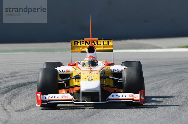Fernando ALONSO im Renault R29 bei Formel 1 Testfahrten auf dem Circuit de Catalunya bei Barcelona  Spanien  Europa
