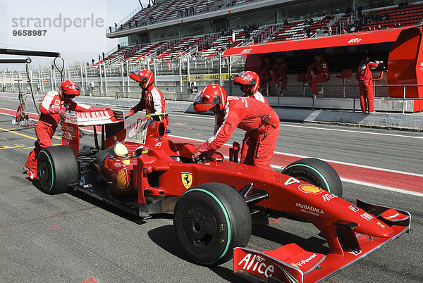 Ferrari Mechaniker kümmern sich um den Boliden von Kimi Raeikkoenen in der Box bei Formel 1 Testfahrten auf dem Circuit de Catalunya bei Barcelona  Spanien  Europa