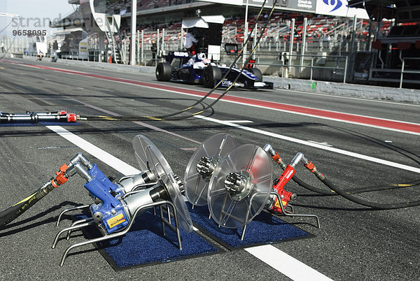 Hydraulische Drehschlüssel in der Box bei Formel 1 Testfahrten auf dem Circuit de Catalunya bei Barcelona  Spanien  Europa