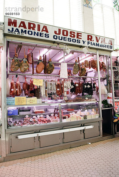 Stand verkauft Serrano Schinken  Aufschnitt und Käse in der zentralen Markthalle  Mercado Central von Valencia  Spanien  Europa