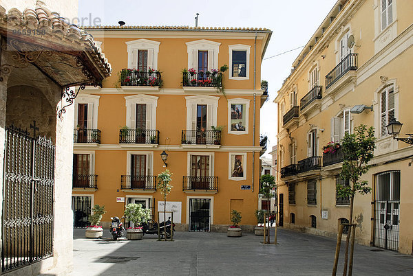 Mit trompe d'oeil Wandmalereien dekoriertes Wohnhaus an der Plaza De Sant Nicolau in Valencia  Spanien  Europa