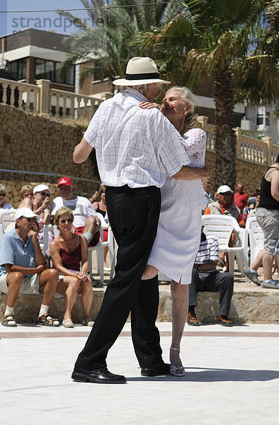 Paar fortgeschrittenen Alters tanzt Tango