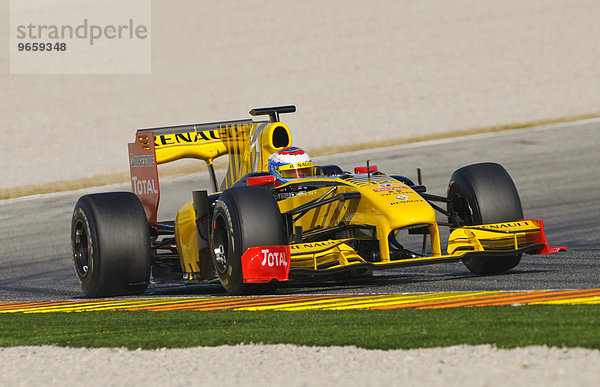 Vitaly PETROV  RUS  testet den Renault R30 bei Formel 1 Testfahrten in Valencia  Spanien  Europa