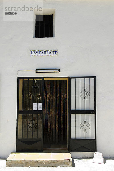 Hausfassade und Eingang zu einem rustikalen  einfachen Landrestaurant  Spanien  Europa