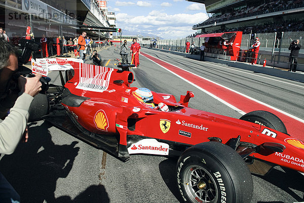 Fernando ALONSO  ESP  im Ferrari F10 Boliden fährt aus der Box während Formel 1 Testfahrten auf dem Circuito de Catalunya  Spanien  Europa