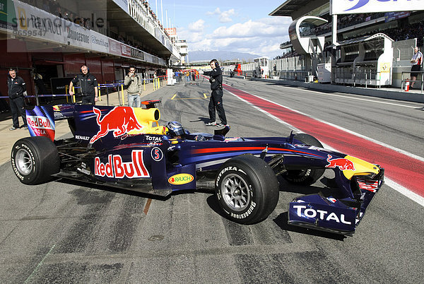 Sebastian VETTEL  GER  im Red Bull RB6 Boliden während Formel 1 Testfahrten auf dem Circuito de Catalunya  Spanien  Europa