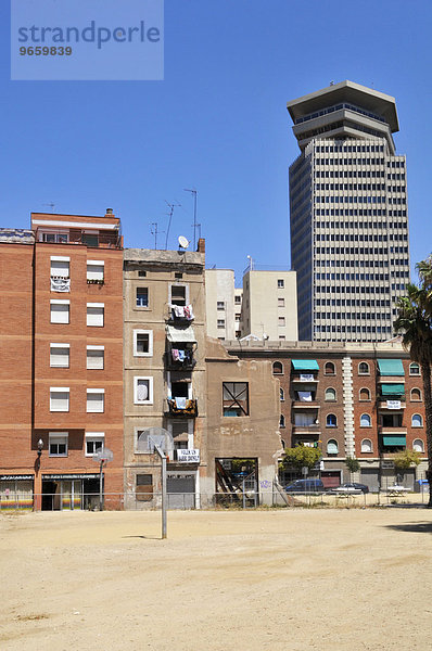 Wohnhäuser vor dem Edificio Colón in Barcelona  Spanien  Europa