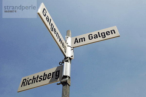 'Straßenschilder mit den Worten ''Am Galgen''  ''Galgenweg'' und ''Richtsberg'' aus Anlass einer Ausstellung vor dem Neanderthal-Museum in Mettmann  Nordrhein-Westfalen  Deutschland  Europa'