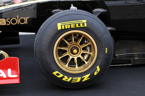 Pirelli-Reifen am Renault R31 auf dem Circuit Ricardo Tormo in Valencia  Spanien  Europa