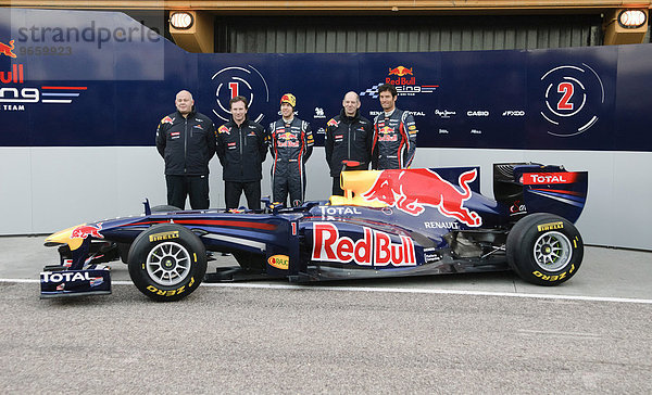 Verhüllter Formel 1 Bolide Red Bull Racing RB7 auf dem Circuit Ricardo Tormo in Valencia  Spanien  Europa