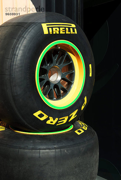 Pirelli Formel 1 Rennreifen aufgestapelt im Paddock des Circuit Ricardo Tormo bei Valencia  Spanien  Europa