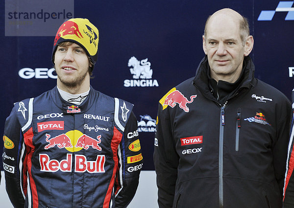 Sebastian Vettel und Red Bull Chefingenieur Adrian Newey bei der Präsentation des Red Bull RB7 auf dem Circuit Ricardo Tormo in Valencia  Spanien  Europa