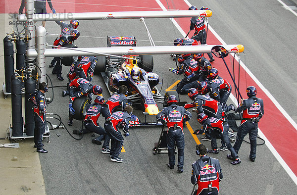 Sebastian Vettel  GER  im Red Bull Racing RB7 Formel 1 Bolide praktiziert einen Boxenstopp mit Pitcrew bei Formel 1 Testfahrten auf dem Circuit de Catalunya bei Barcelona  Spanien  Europa