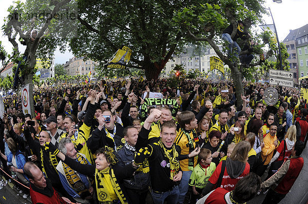 Meisterfeier Borussia Dortmund  BVB  Fans am Borsigplatz  Dortmund  Nordrhein-Westfalen  Deutschland  Europa