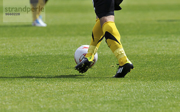 Beine eines Fußballers von Alemannia Aachen mit Ball  2. Bundesliga  Spiel gegen Fortuna Düsseldorf  Airberlin World  Düsseldorf  Nordrhein-Westfalen  Deutschland  Europa