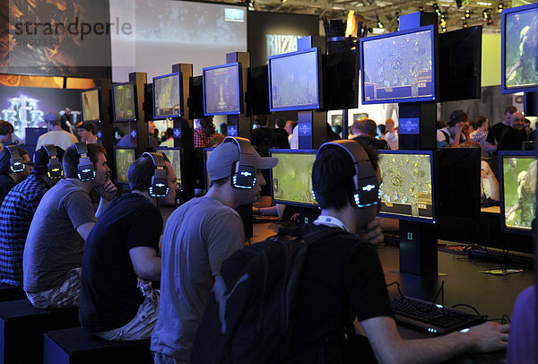'Jugendliche spielen das Computerspiel ''Starcraft'' auf der Gamescom Computerspielmesse  Köln  Nordrhein-Westfalen  Deutschland  Europa'