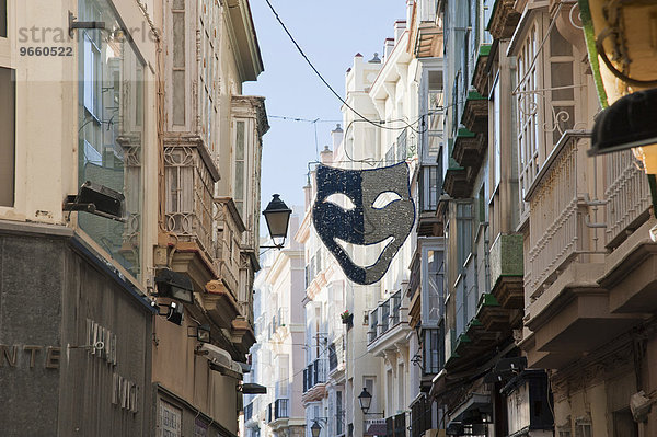Karnevalsmasken hängen in einer Straße der Altstadt von Cadiz  Andalusien  Spanien  Europa