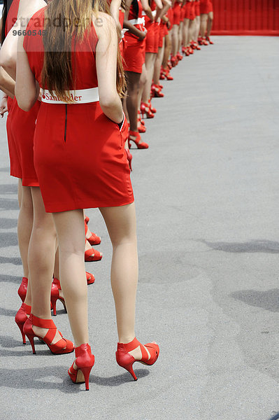 Grid Girls warten auf ihren Einsatz beim Formel 1 Rennen auf dem Circuito de Catalunya bei Montmelo  Spanien  Europa