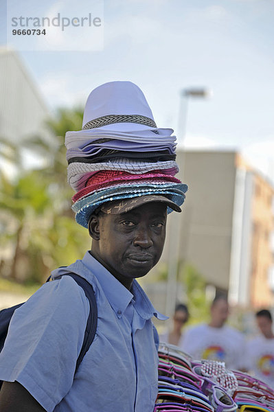 Hutverkäufer mit einem Stapel Hüte auf dem Kopf  Buñol  Provinz Valencia  Spanien  Europa