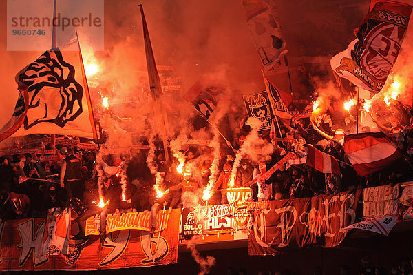 Kölner Fans brennen Bengalos ab  Esprit Arena  Düsseldorf  Nordrhein-Westfalen  Deutschland  Europa