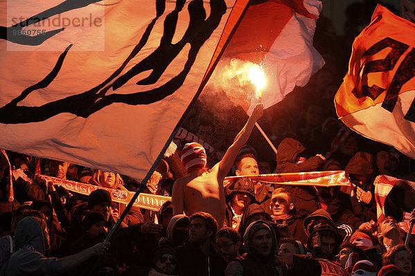 Kölner Fans brennen Bengalos ab  Esprit Arena  Düsseldorf  Nordrhein-Westfalen  Deutschland  Europa