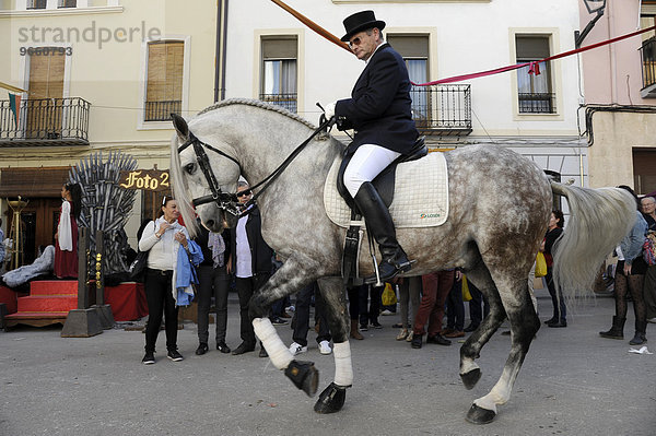 Reiter auf einem Andalusier auf dem jährlich stattfindenden Allerheiligenmarkt  Fira de tots Sants  Cocentaina  Provinz Alicante  Spanien  Europa
