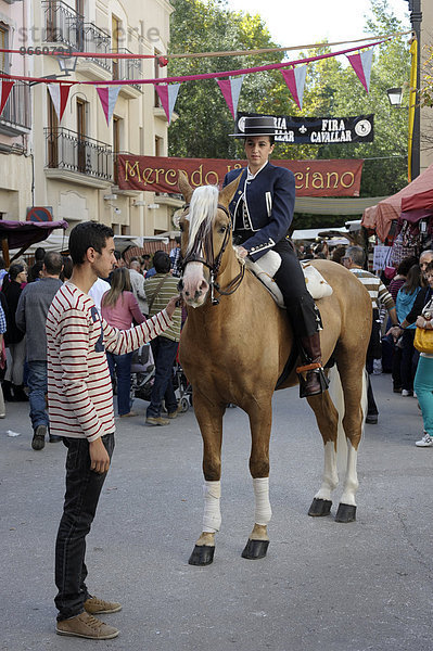 Reiterin auf einem Andalusier  auf dem jährlich stattfindenden Allerheiligenmarkt  Fira de tots Sants  Cocentaina  Provinz Alicante  Spanien  Europa