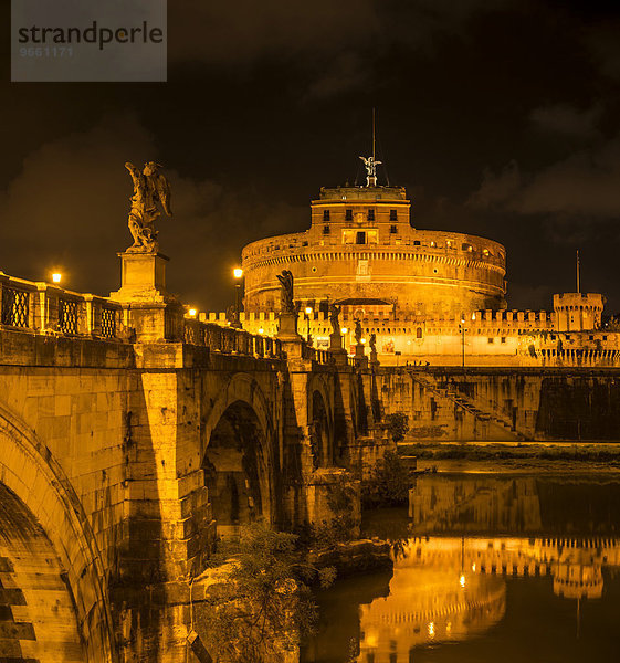Engelsbrücke und Engelsburg bei Nacht  Castel Sant'Angelo  Fluss Tiber  Tevere  Rom  Latium  Italien  Europa