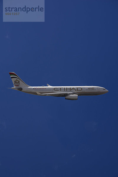 A6-EYK Etihad Airways Airbus A330-243 im Flug vor blauem Himmel