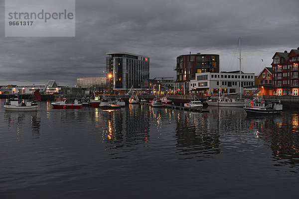 Hafenbecken mit Booten und Hotelgebäude am Ufer in der Dämmerung  Svolvær  Lofoten  Nordland  Norwegen  Europa