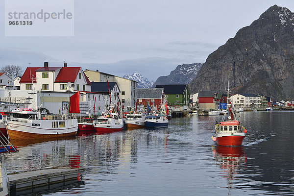 Schiffe im Hafenbecken des Fischerdorfes vor Bergen der Insel Austvågøy  Henningsvær  Lofoten  Nordland  Norwegen  Europa