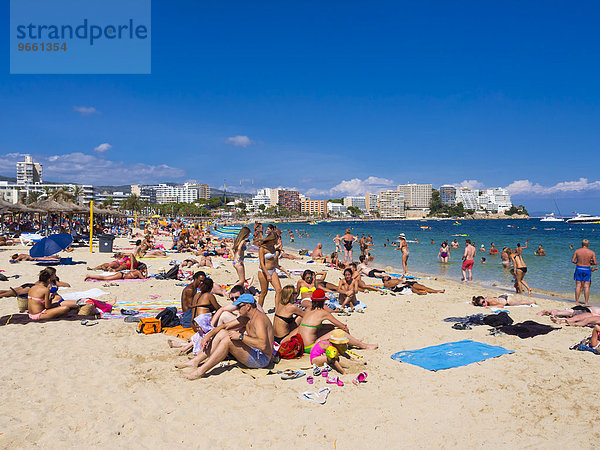 Badegäste am Strand  Magaluf  Mallorca  Balearen  Spanien  Europa