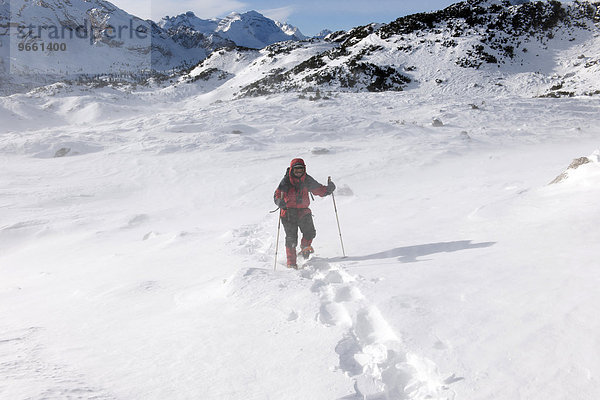 Frau geht mit Schneeschuhen zum Großen Fosses-See  Naturpark Fanes-Sennes-Prags  Pragser Dolomiten  Italien  Europa